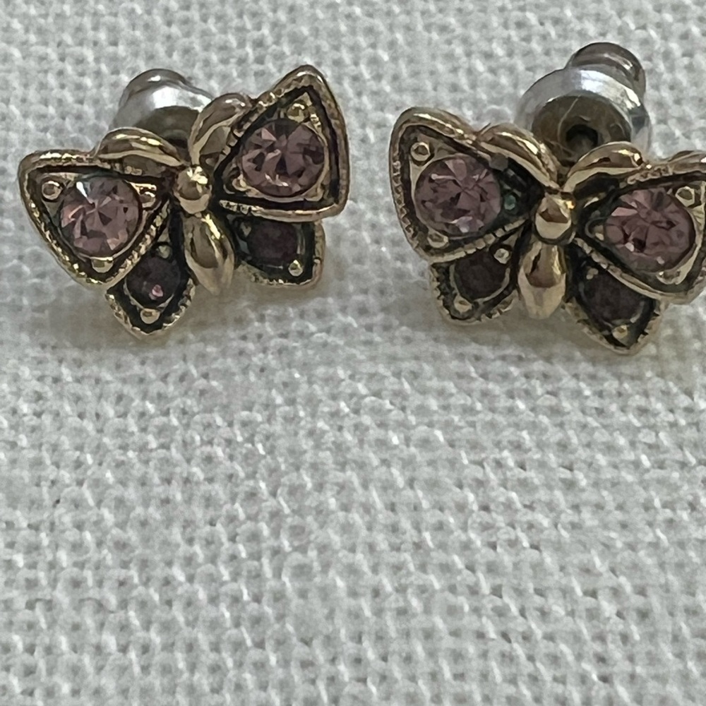 Women's costume jewelry